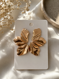 Aretes Flor Dorados – Elegancia que nunca pasa de moda.