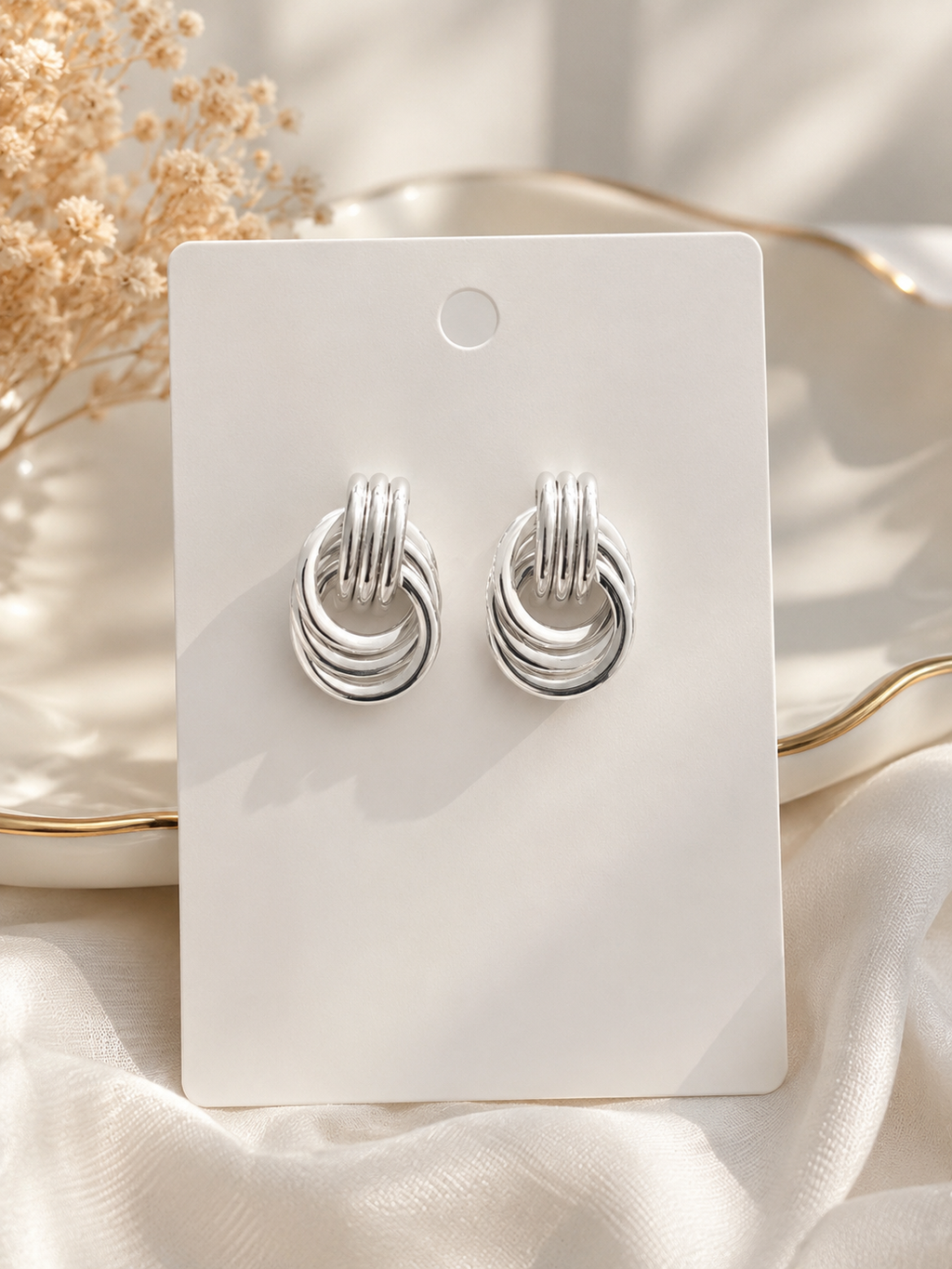Aretes Plateados de Diseño Entrelazado