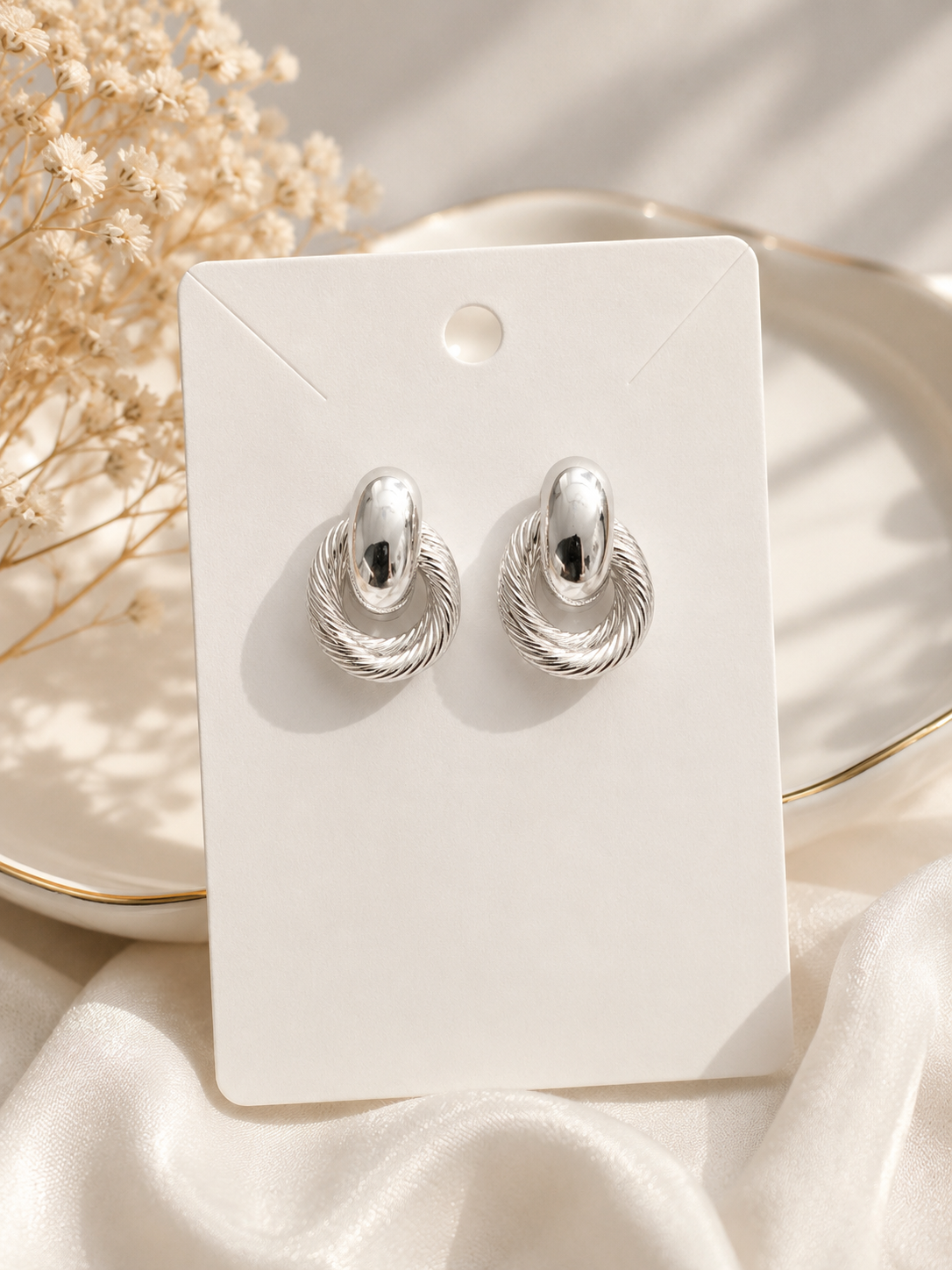 Aretes plateados trenzados
