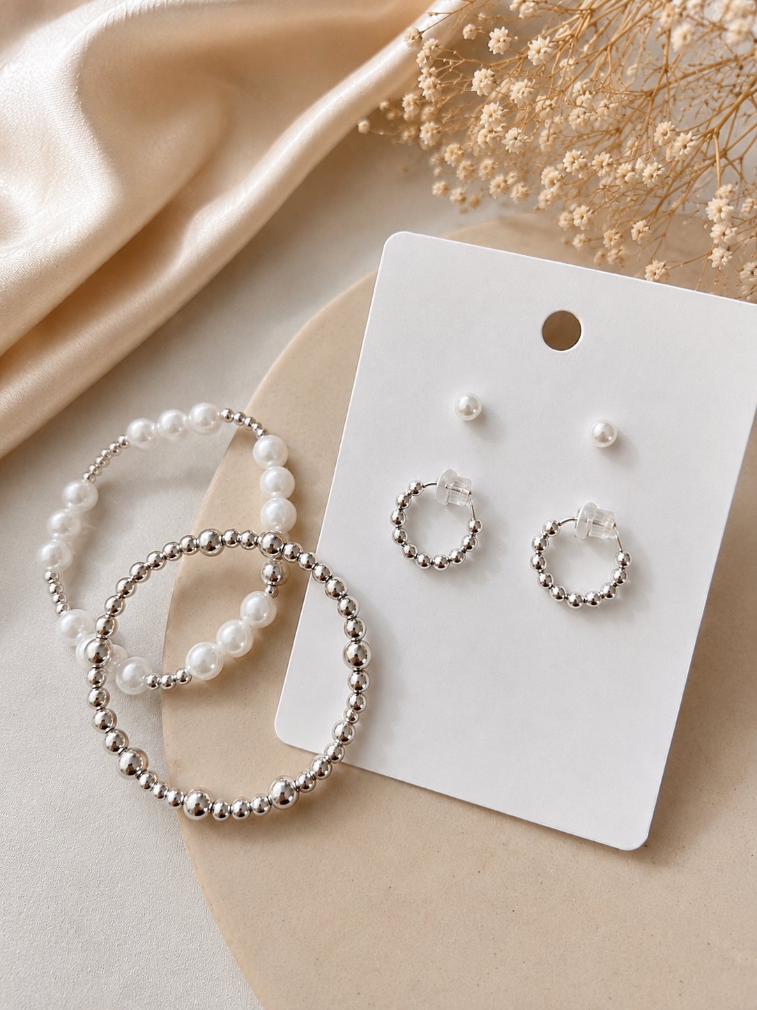 Set de pulseras y aretes plateados y con Perlas – Elegancia y Versatilidad