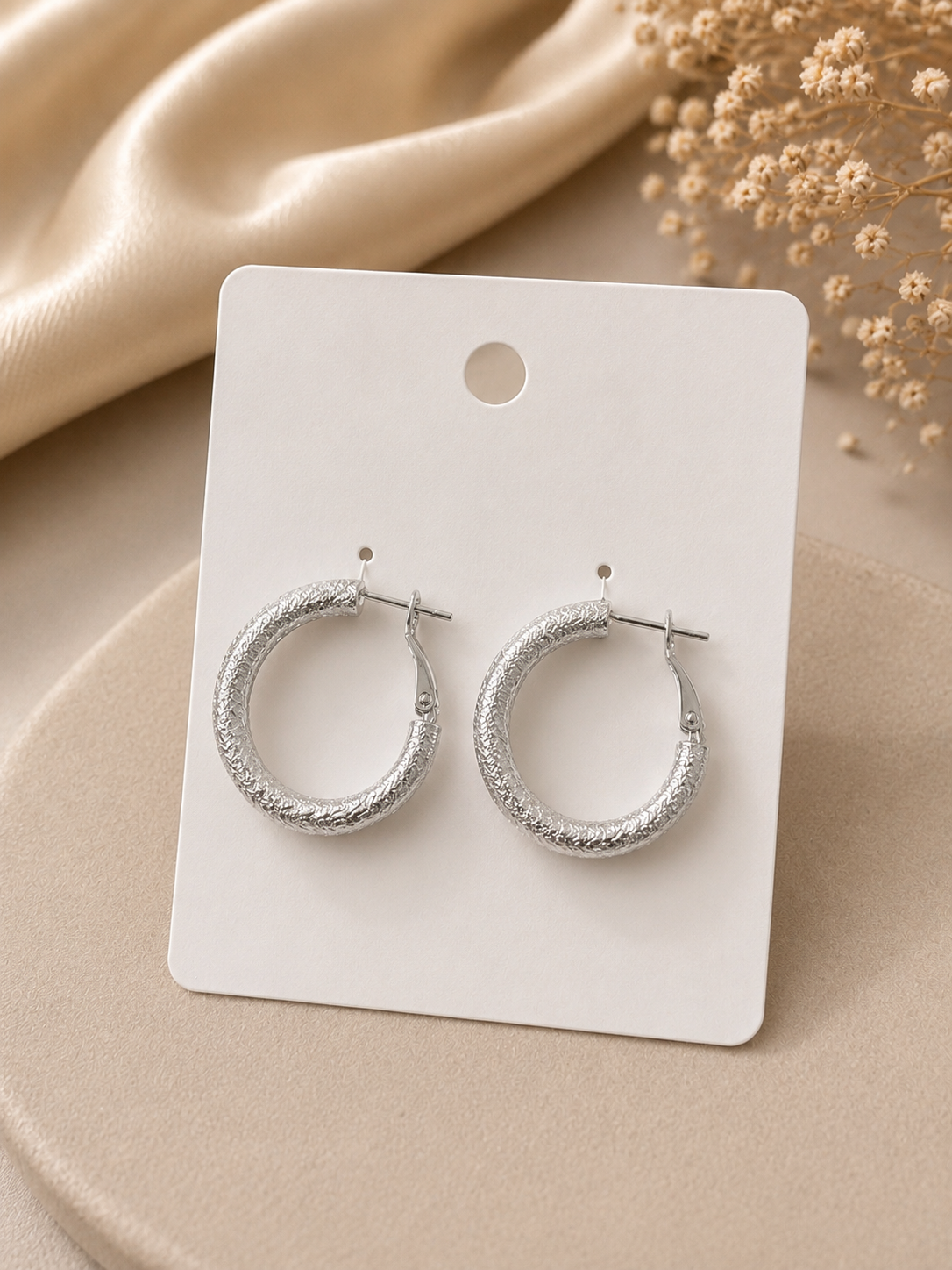 Aretes de Aro Plateados Texturizados – Elegancia que Nunca Pasa de Moda
